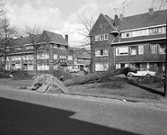 855368 Afbeelding van een omgewaaide boom op de middenberm van de Croeselaan te Utrecht, ter hoogte van de Jan ...